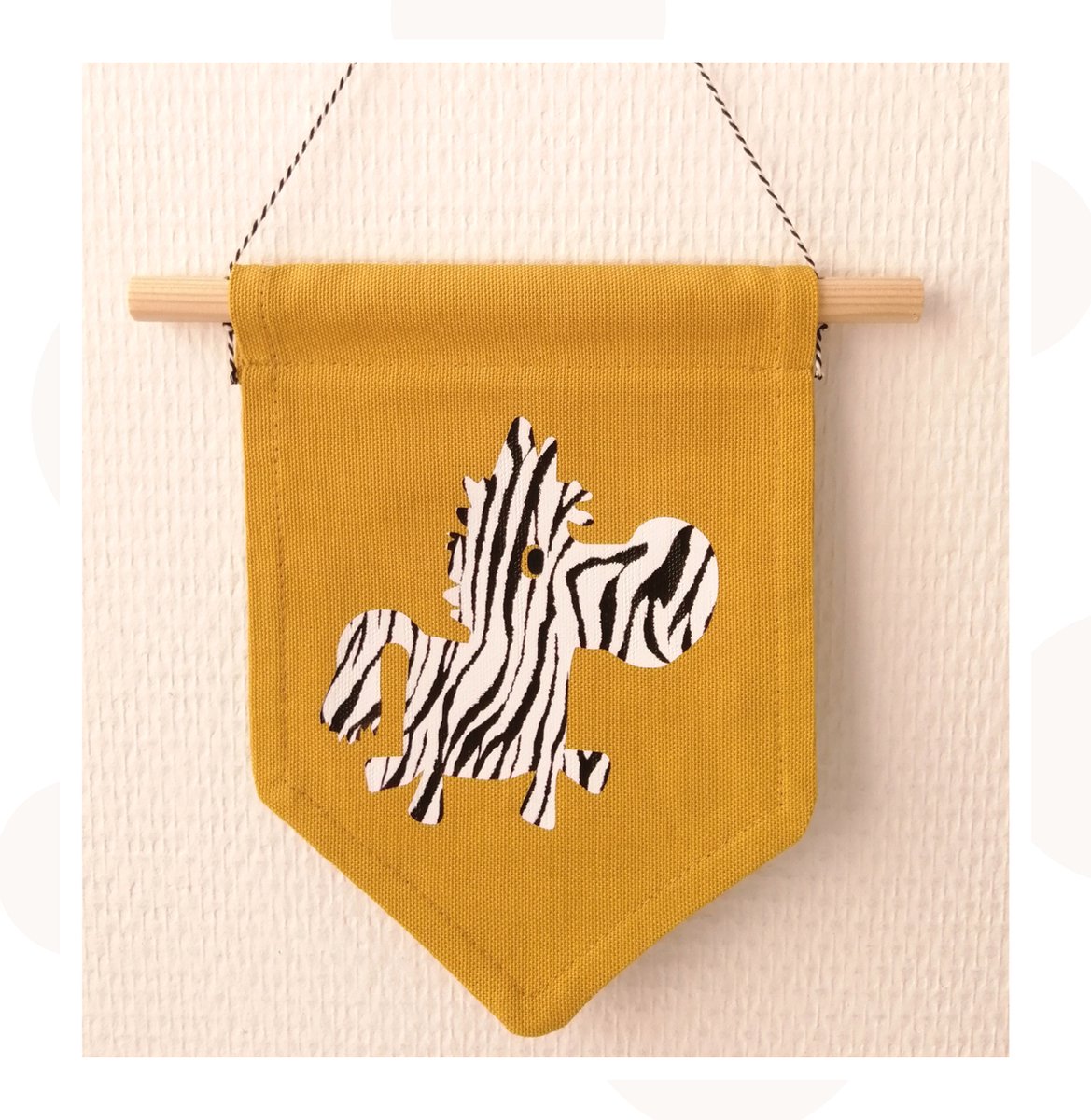 Planet Puk | Vaantje zebra - oker | Hip ontwerp & Handgemaakt! | junglekamer | safarikamer | jongenskamer |  meisjeskamer | babykamer decoratie | kinderkamer decoratie